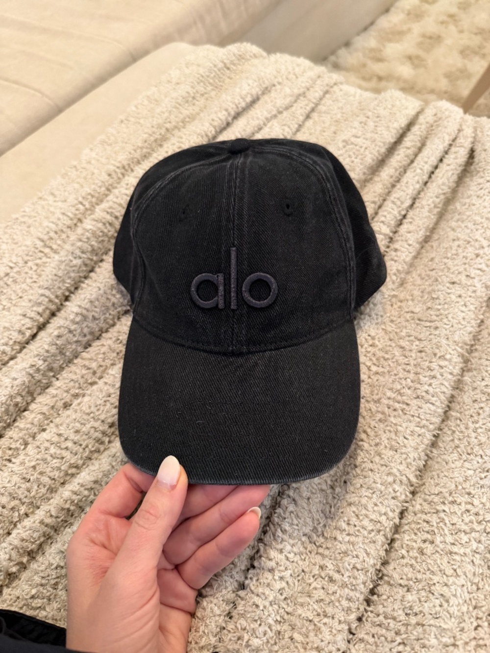 ✨ Alo Yoga Logo Baseball Cap – Black – Minimal Chic